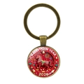 Detalle del llavero Año del Caballo 2026 con cabujón de cristal y caballo rojo - Patrón Caballo Rojo Texturizado Fondo Rojo (Bronze-8)