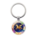 Primer plano del llavero Año del Caballo 2026 con un Pegaso dorado sobre fondo azul - Patrón Pegaso de Oro Cielo Estrellado Azul Profundo (Silver-10)
