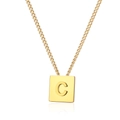 Collana con pendente quadrato in oro lucido e lettera C in rilievo su una catena a maglie - Lettera C Oro