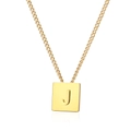 Minimalistische Goldhalskette aus Titanstahl mit quadratischem Anhänger und Reliefbuchstabe J - Gold Buchstabe J
