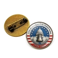 Dettaglio della spilla del 250° anniversario che mostra il retro e il design della bandiera - Stile Anniversario Elementi Iconici (Bronzo)