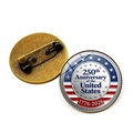 Vista frontale e posteriore della spilla del 250° anniversario USA con chiusura a spilla - Stile Anno Anniversario Stelle e Strisce (Bronzo)