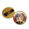 Vista fronte e retro della spilla commemorativa per il 250° anniversario degli USA - Stile Statua della Libertà e Bandiera (Bronzo)