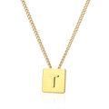 Eleganter goldener quadratischer Anhänger mit minimalistischem 3D Relief Buchstaben T - Gold Buchstabe T