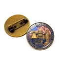 Spilla rotonda per il 250° anniversario degli USA con campana della libertà e bandiera - Stile Elementi Iconici a Colori (Bronzo)