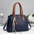 Sac à main bleu foncé en cuir avec détail en V métallique et anses marron contrastées - Bleu
