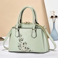 Minimalistische hellgrüne Handtasche mit Blumenstickerei und Tragegriffen - Grün