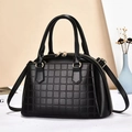 Sac à main noir chic en forme de coquille avec texture gaufrée et détails dorés - Noir