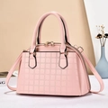 Vue détaillée du sac cabas rose en similicuir texturé avec accessoires en métal doré clair - Rose