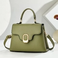 Vue détaillée du sac en cuir vert olive avec boucle dorée et texture grainée - Vert