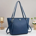 Sac fourre-tout bleu marine en similicuir avec texture gaufrée et détails argentés - Bleu