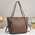 Grand sac cabas marron rétro avec texture gaufrée verticale et logo en métal doré rond - Kaki