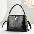 Sac à main noir avec motif crocodile, boucle en V dorée et bandoulière amovible - Noir
