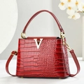 Sac à main élégant rouge motif crocodile avec boucle en V dorée et bandoulière chic - Bordeaux