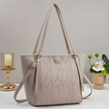 Gros plan du sac cabas en cuir PU beige avec motif cœur gaufré et détails métalliques dorés - Blanc Cassé