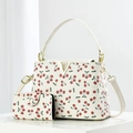 Set borsa a secchiello con stampa ciliegia e portafoglio con logo V dorato su base - Bianco Sporco