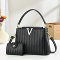 Elegante schwarze gewebte Handtasche mit goldenem V-Logo und passender kleiner Kupplung - Schwarz
