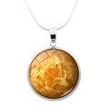 Nahaufnahme des Venus-Planetenanhängers an einer Silberkette mit Glaskuppel - Venus