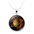 Detailansicht der silbernen Halskette mit Saturn-Galaxie-Anhänger aus Glasstein - Saturn