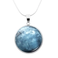 Detailaufnahme des Planeten-Anhängers mit blauem Glasstein und silberner Kette - Uranus