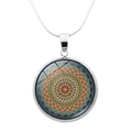 Nahaufnahme eines runden Mandala-Blumenanhängers an einer silbernen Schlangenkette - Buntes Symmetrisches Mandala (JY0005-3)