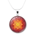 Detaillierte Makroansicht der silbernen Schlangenkette und Mandala-Glaskuppel-Halskette - Orange Rot Violettes Mandala (JY0005-2)