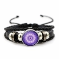 Détail d'un bracelet en cuir tressé avec dôme en verre mandala violet et perles argentées - Mandala Violet (JY0078-4)