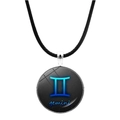 Detalle del collar del signo Géminis con cordón de cuero y colgante de cristal - Géminis