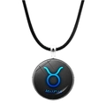 Vue détaillée du pendentif zodiaque Taureau avec fond nébuleuse bleue et dôme en verre - Taureau