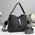 Bolso tipo cubo gris oscuro con acabados en cuero negro y correa de hombro geométrica - Negro
