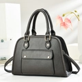 Sac à main gris foncé en cuir grainé avec rivets dorés et doubles poignées - Gris