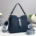 Bolso tipo cubo de tela azul marino con ribete de cuero y correa tejida ancha - Azul