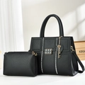 Conjunto de bolso negro con textura granulada y colgante de corazón dorado - Negro