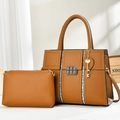 Conjunto de bolso tote y estuche de cuero granulado caramelo con colgante dorado - Amarillo Tierra