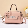 Lichtroze Kelly tas van litchi leer met decoratieve strik en parelketting - Roze