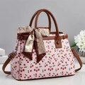 Borsa tote rosa con stampa a ciliegie, manici marroni e sciarpa di seta decorativa - Rosa