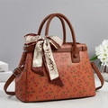 Dettaglio borsa tote vintage con motivi a ciliegia rossa e sciarpa di seta - Giallo Terra