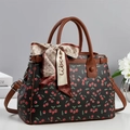 Dettaglio della borsa tote in pelle nera con stampa ciliegia, manici marroni e foulard di seta - Nero