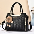 Elegante borsa a mano nera intrecciata da donna con logo dorato e ciondolo a leone - Nero