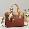 Borsa a mano chic bicolore in pelle con manico foulard in seta e dettagli dorati - Giallo Terra