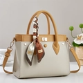 Borsa chic in pelle bicolore con foulard decorativo e fibbia dorata - Albicocca