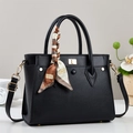 Borsa a mano classica in pelle nera con foulard in seta e chiusura girevole dorata - Nero