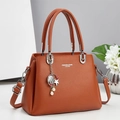 Bolso de mano de cuero marrón con colgante de perla y concha y correa de hombro ajustable - Amarillo Tierra