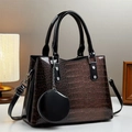 Sac à main brun rouge foncé à texture crocodile avec anses noires brillantes et breloques - café
