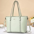 Dettaglio della borsa tote verde chiaro con trama in pelle pregiata e finiture dorate - Verde