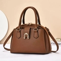 Borsa tote in pelle martellata marrone con fibbia dorata e tracolla regolabile - Giallo Terra