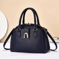Grande borsa tote blu scuro in pelle martellata con fibbia dorata e doppi manici - Nero