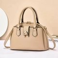 Dettaglio borsa tote beige in pelle martellata con fibbia a ferro di cavallo dorata - Cachi
