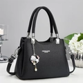 Bolso de mano de cuero negro con herrajes plateados y colgante náutico elegante - Negro
