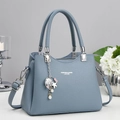 Elegante bolso de piel azul grisáceo con herrajes plateados y colgantes marinos - Azul